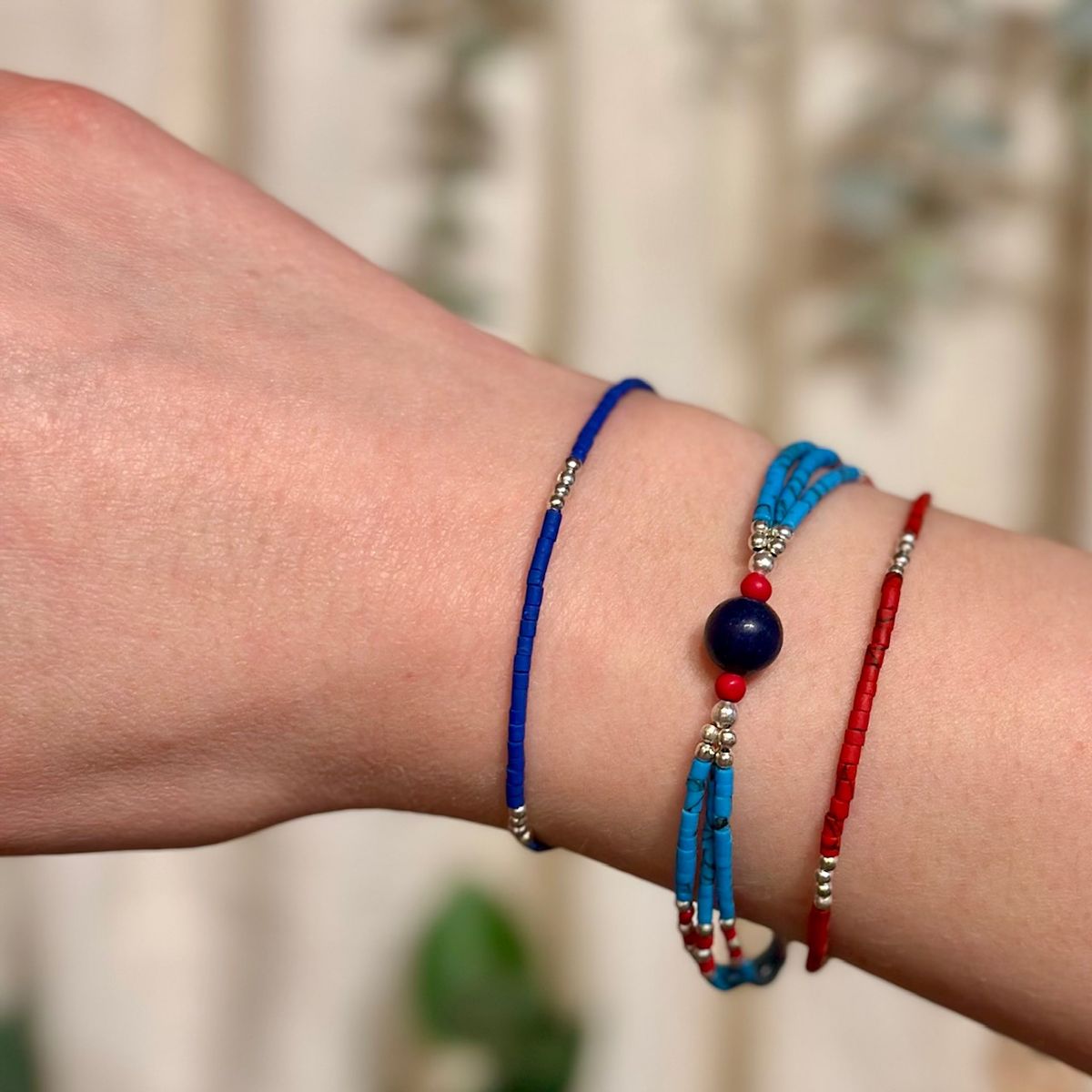 Armbånd av ekte steiner-enkel. ass.farger