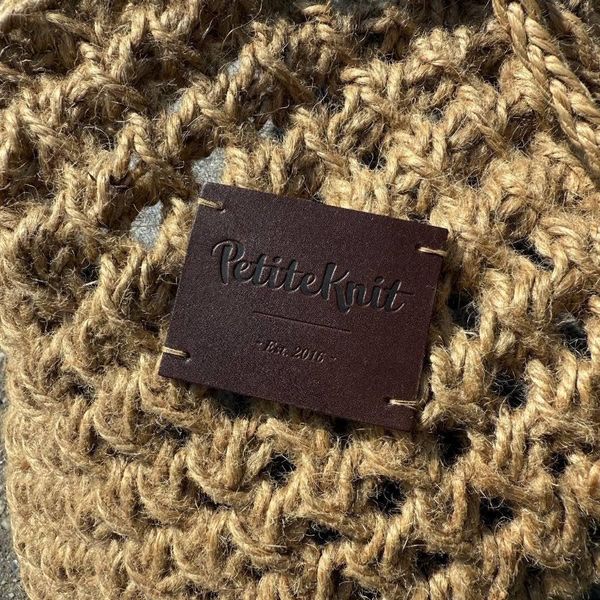 Hovedbilde PetiteKnit. Est. 2016- mørkebrun lærlabel - ...