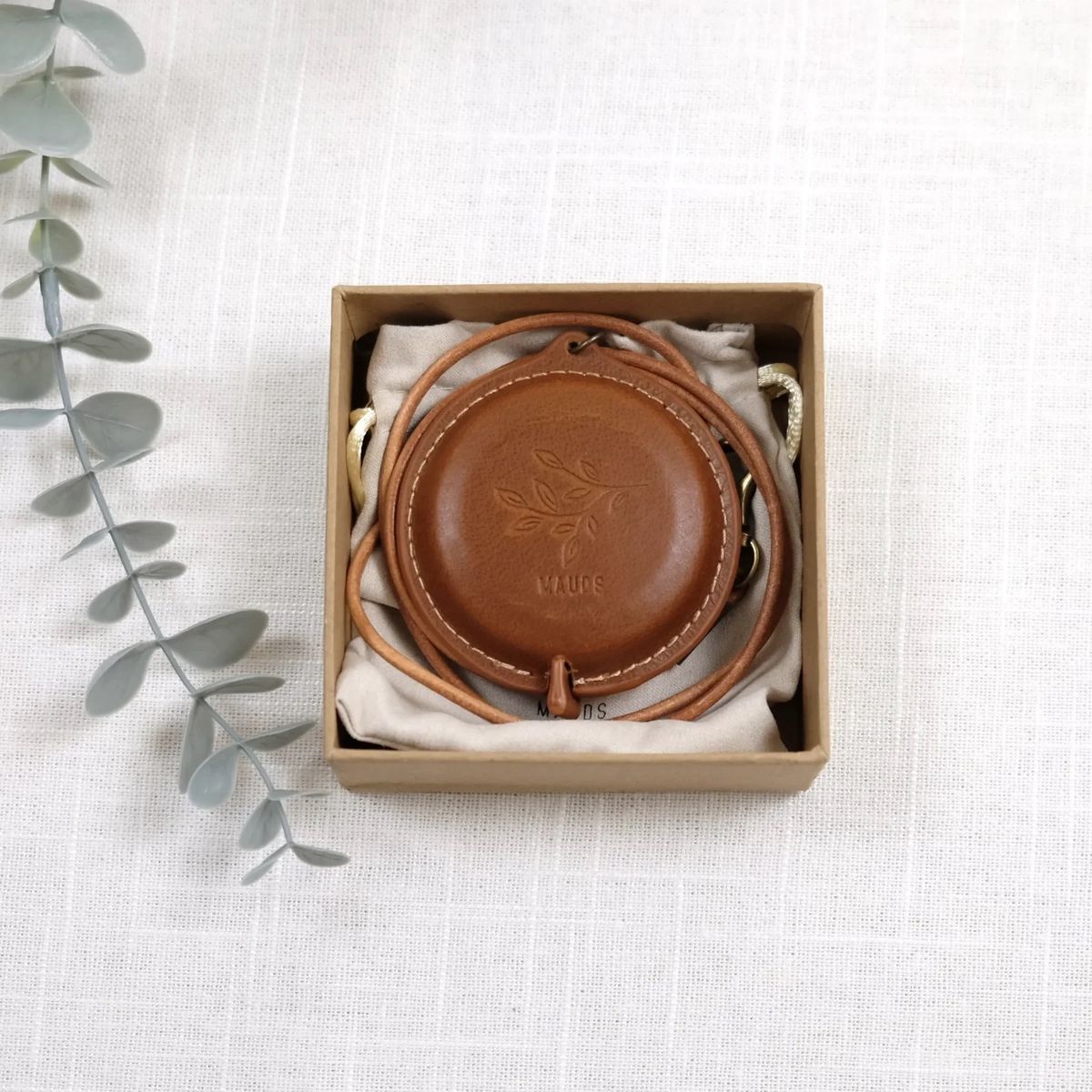 Rullemålbånd i eksklusivt skinn med avtagbar snor